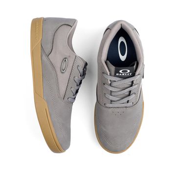 tênis oakley frequency cinza